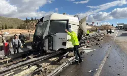 Eskişehir’de Kamyon Bariyere Çarptı: Sürücü Yaralı