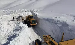 3 Metrelik Karla Kaplı Özbeyli Yolu Açma Çalışması Başladı