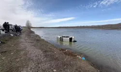Sivas’ta Yol Kenarındaki Suya Kapılan Otomobil Devrildi
