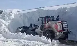 Hakkari’de Değil Tokat’ta Çekildi: Kar Kütleleri Kepçelerin Boyunu Aştı!