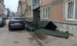 İnegöl’de Lodos Çatıyı Uçurdu, Otomobile Zarar Verdi