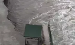 Taşkın Koruma Duvarı Yıkıldı, Yaya Parkuruna Hasar Oluştu