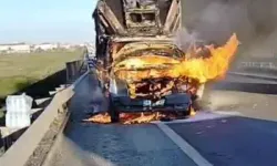 Seyir Halindeki Kamyonet Alev Aldı, Kullanılamaz Hale Geldi
