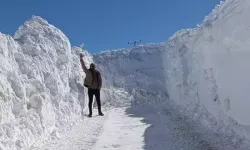 Karlıova’da Mezra Yolları 3 Metrelik Karla Mücadele Ediyor