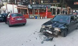 Burdur’da İki Otomobil Çarpıştı, Sürücüler Yaralandı