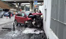 Kağıthane’de Otomobil Okul Duvarına Çarptı: 2 Yaralı