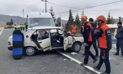 Yolcu Minibüsü ve Otomobil Çarpıştı: 4 Kişi Yaralandı