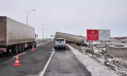Kars-Ardahan Yolunda Gizli Buzlanma TIR Kazasına Yol Açtı