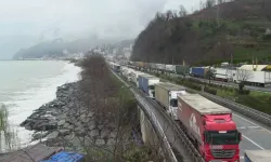 Sarp Sınır Kapısı’nda TIR Şoförleri Yol Kenarında İftar Açtı