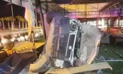 Kuşadası’nda Hafif Ticari Araç Mağazaya Girdi: 2 Yaralı