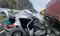 Otomobil Park Halindeki TIR’a Çarptı: 2 Ölü, 1 Yaralı