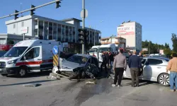 Antalya’da Kavşakta İki Otomobil Çarpıştı: Sürücüler Yaralı