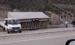 Tokat’ta Fırtına Hayatı Felç Etti: Yüklü Araç Yolda Devrildi