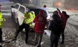 Tokat’ta Kar Nedeniyle Yolda Kalanlara Kızılay ve AFAD Kumanya Dağıttı