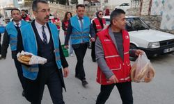 Tokat’ta Ramazan Dayanışması: Vatandaşlara Sıcak Pide İkramı