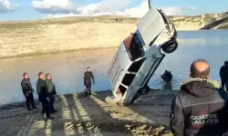 Dicle Nehri’ne Düşen Otomobil İtfaiye Tarafından Çıkarıldı