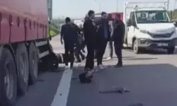 TEM Otoyolu’nda Motosiklet TIR’a Çarptı: Sürücü Yaralandı