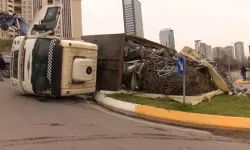 Ataşehir’de Hurda Yüklü Kamyon Devrildi