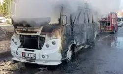Afyonkarahisar’da Yolcu Minibüsü Yangında Küle Döndü