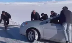 Kara Saplanan Otomobil Köylülerin Yardımıyla Kurtarıldı