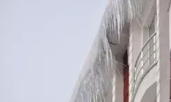 Kars’ta Çatılarda 2 Metrelik Buz Sarkıtları Tehlike Saçıyor