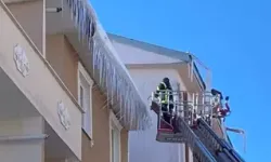 Kars’ta Çatılarda Dev Buz Sarkıtları Kırılıyor