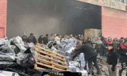 Yanıcı Madde Deposunda Yangın: İş Yerleri Tahliye Edildi