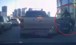 Yol Kavgası: Sopa ve Sandalyelerle Otomobili Parçaladılar