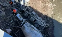 Beton Mikseri Köprüden Çaya Düştü: Sürücü Yaralı