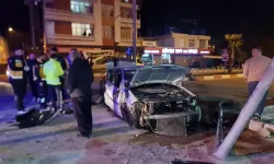 Kadirli’de Otomobil Refüje Çarptı: 2 Yaralı