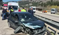 Amasya’da Otomobil ile Kamyonet Çarpıştı: 3 Yaralı