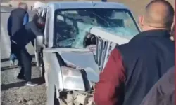 Hafif Ticari Araç Bariyere Saplandı: 1 Ağır 2 Yaralı