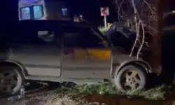 Virajda Kontrolden Çıkan Otomobil Ağaca Çarptı: 4 Yaralı