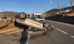 Bingöl’de Otomobil Refüje Çarparak Takla Attı: 2 Yaralı