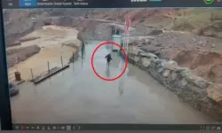 Uludere’de Selde Güvenlik Görevlisi Son Anda Kurtuldu