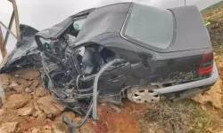 Reyhanlı’da Otomobil Direğe Çarptı