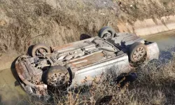 Otomobil Sulama Kanalına Devrildi: Baba ve Kızı Yaralandı
