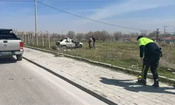 Kütahya’da Otomobil Bahçeye Uçtu: Genç Sürücü Yaralandı