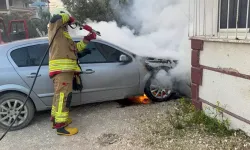 Antakya’da Park Halindeki Otomobil Yandı