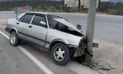 Otomobil Refüjdeki Tabela Direğine Çarptı: 1 Yaralı