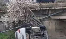 Hafif Ticari Araç Köprüden Dereye Düştü: Sürücü Yaralı