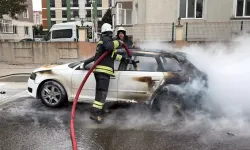 Seyir Halindeki Otomobil Alev Aldı, Sürücü Son Anda Kurtuldu