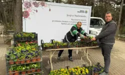 İnegöl Belediyesi’nden Mezarlıklara 9 Bin Bayram Çiçeği