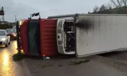 İnegöl’de Kamyon Fabrika Duvarına Çarptı: 2 Yaralı