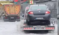 Sarıyer’de Yağmur Yolları Göle Dönüştürdü: Araçlar Mahsur