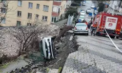 Üsküdar’da Yağış Sonrası Yol Çöktü, Araç Çukura Düştü