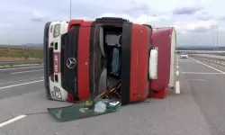 Tuzla’da Saman Yüklü TIR Devrildi: Sürücü Yaralı