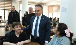 Rektör Yılmaz Öğrenci Sofrasında: TOGÜ’de Samimi Yemekhane Buluşması!