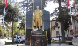 Erbaa’da Öğretmen ve Öğrenciler İçin Karanfil Bırakıldı