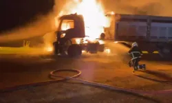 Yeşilli’de Seyir Halindeki TIR Yandı, Sürücü Kurtuldu